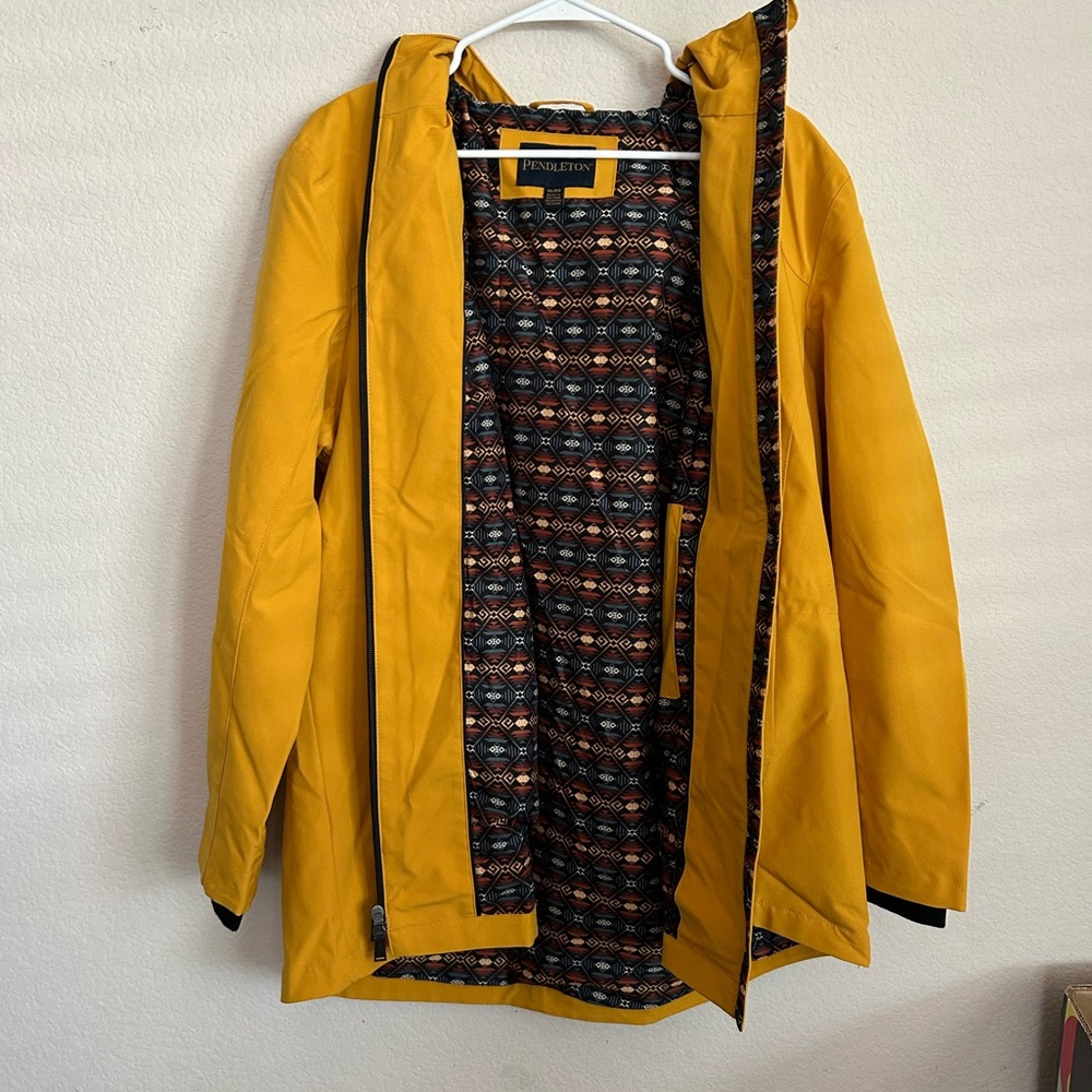 Pendleton Women’s rain jacket - Picture 2 of 3